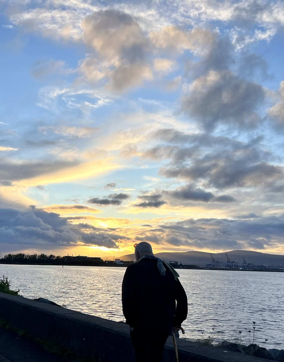 apallan's tweet image. Late afternoon walk #settingsun