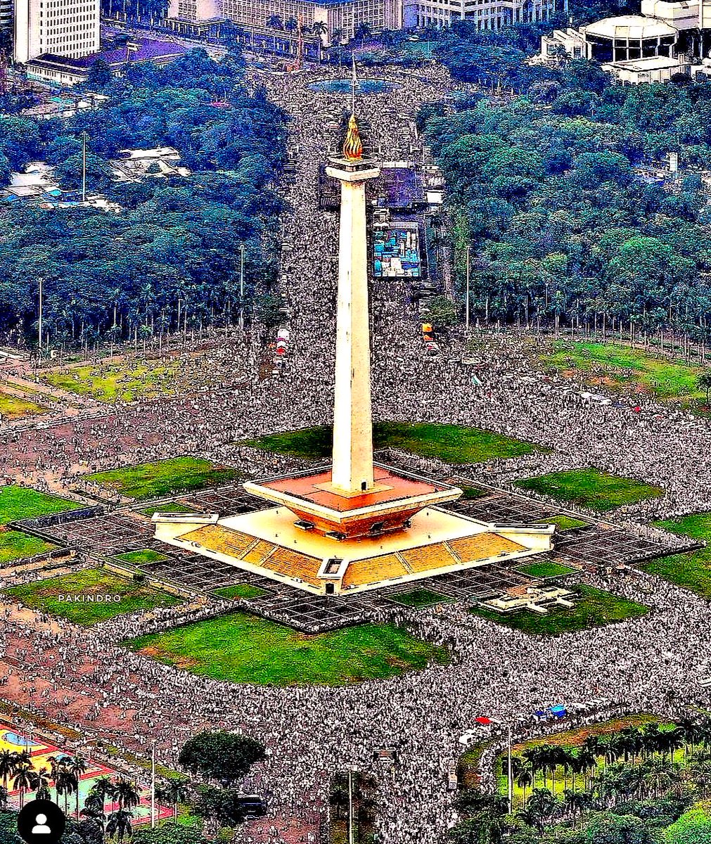 يا بني إسرائيل ..
     #غزة ما هي إلا رأس جبل جليد صلب ..
  يرتكز على قاعدة أشد صلابة ولكن لا تفقهون!
 ومن راهن على سكون الشعوب قهراً فقد وهم.
  فالفلسطينيون ليسوا أيتام لكن حكامنا لئام❗️
              #غزة_تقاوم #Indonesia
     #فلسطين_تنتصر #FreePalaestine