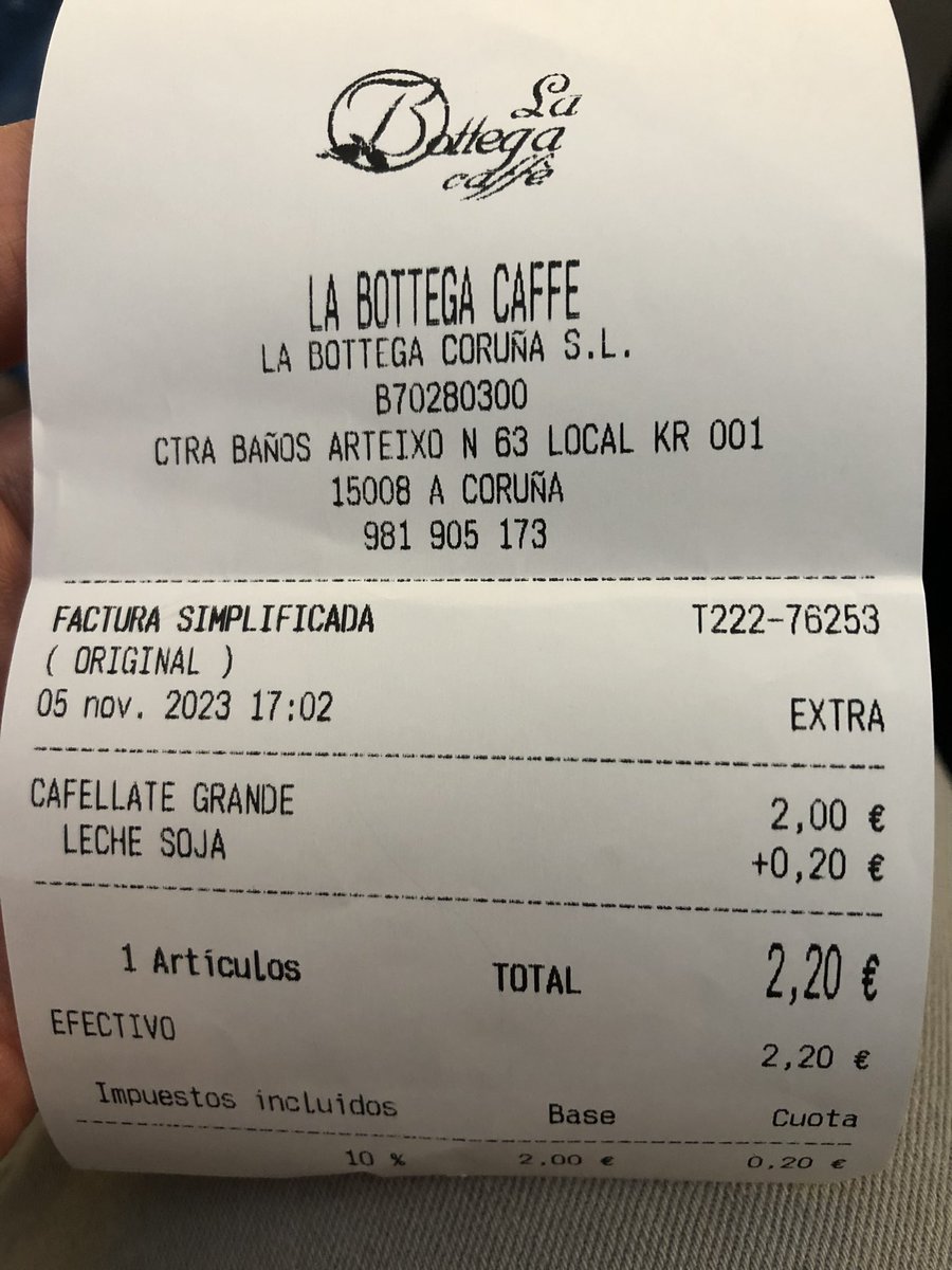 alexky87's tweet photo. Hay que ser bien miserable, cobrar 0,20€ por cambiar la leche.
Si vale menos un carton de leche de soja.
@LaBottegaCoruna @marinedacitygal @consumidores https://t.co/YkHxELdgI9