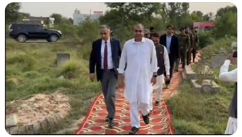 sayedzbukhari's tweet photo. This picture perfectly sums up what Mohsin Naqvi is all about &amp; and the obnoxious reign Punjab is in under him.  A small man in a big office. https://t.co/ta3gwJER8G