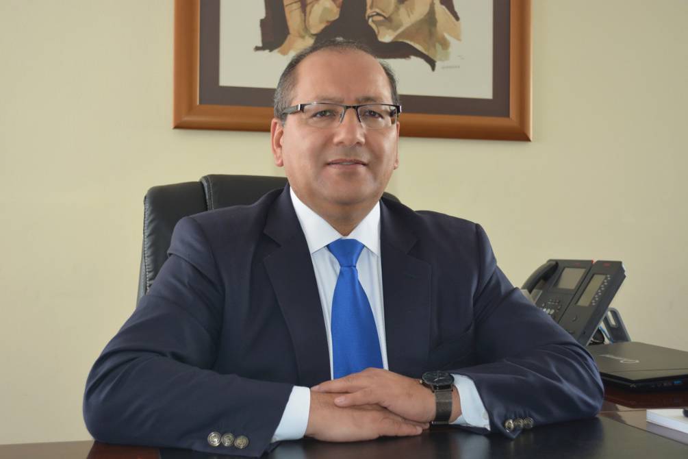 eluniversocom's tweet photo. Guillermo Lasso propone a Danilo Sylva para la reelección en la Superintendencia de Competencia Económica https://t.co/KwyRPOvuqz https://t.co/UqlfdDQpJ1