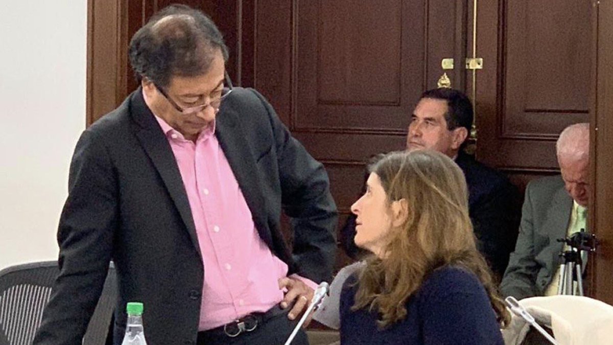 CristoAtado's tweet photo. — ¿Es verdad que usted sopla perico?
— No, pero si quiere sópleme este. https://t.co/t8zs5fyyAq