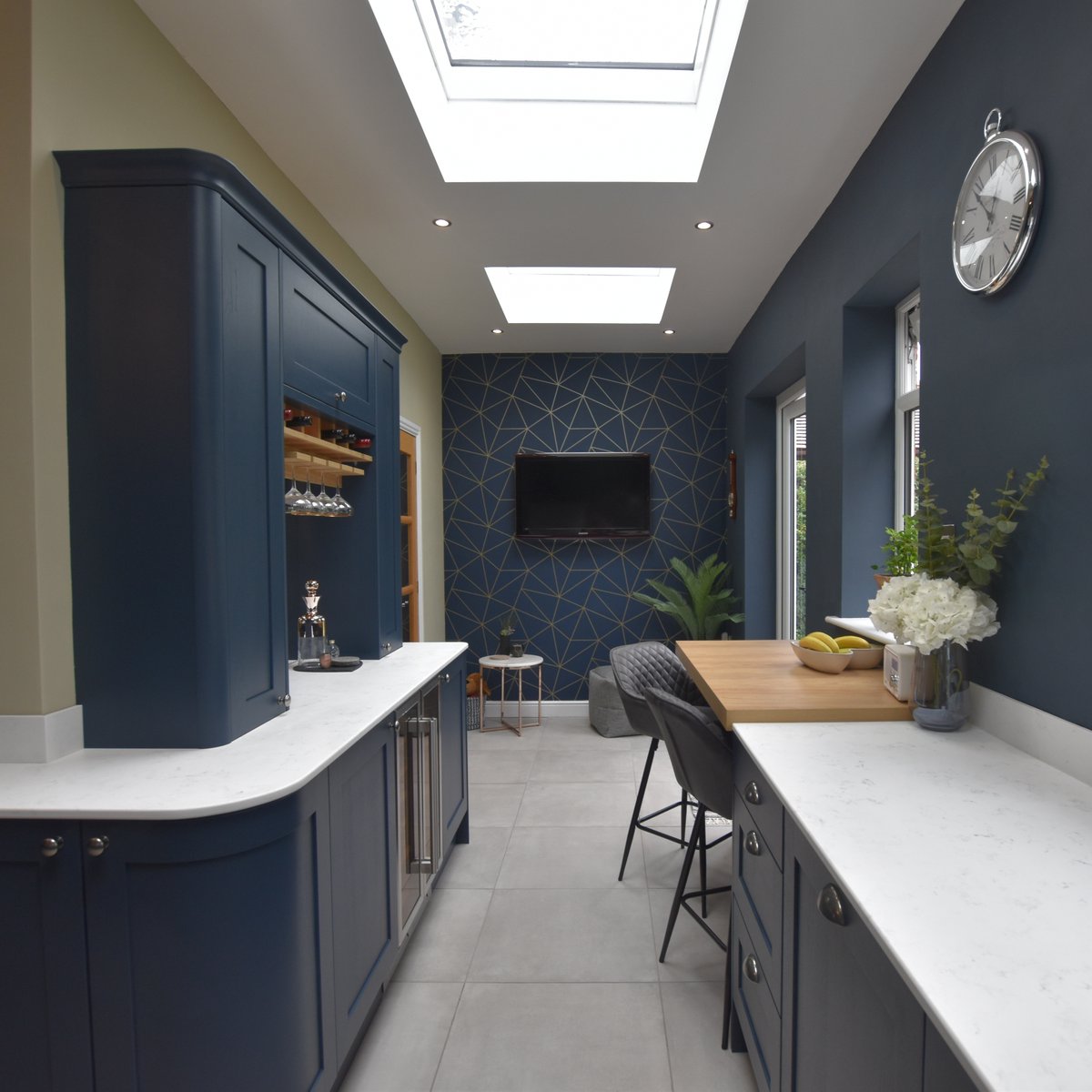 Live life like a King with Masterclass Kitchens. This sumptuous Hardwick range in Oxford Blue radiates elegance, with the smooth edging and deep, dark colouring. A space die for.⁠ .⁠ 📸 @studio62kitchens⁠ .⁠ #masterclasskitchens #masterclassmoments #interiordesign #design