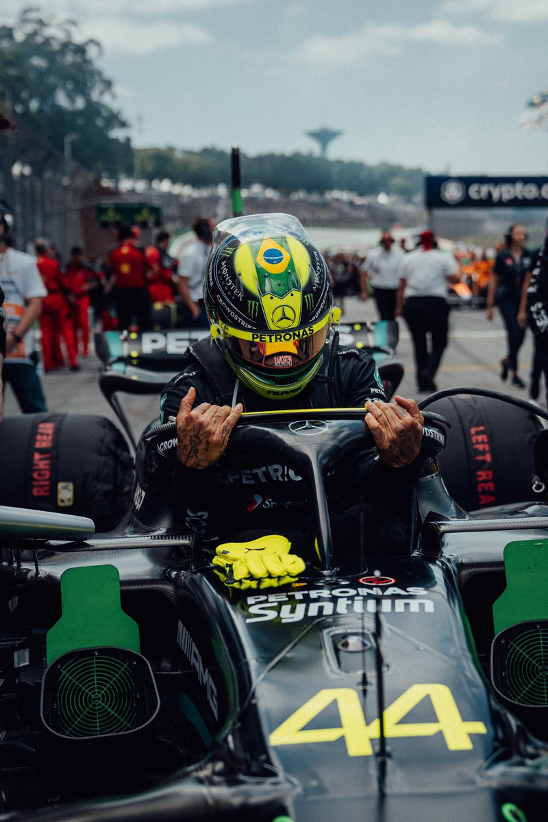 MercedesAMGF1's tweet photo. Grande Premio de São Paulo time 🤩 https://t.co/BHT5bRELaB