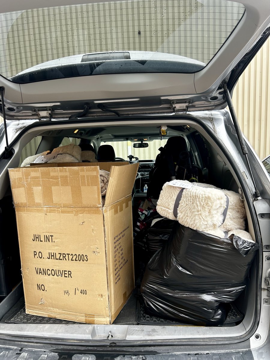 StarlingCanada's tweet image. Another gift full of warmth and comfort for the kids at Safe Haven Youth Services. Thank you QE Home Fairview Park Mall for the quilts through the QE Home’s 10,000 Dreams program.  #ComfyCozy @qehome #childrensmentalhealth #thankyou #supportingmentalhealth