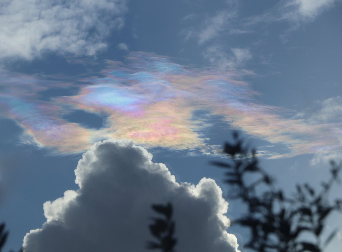 chris40851's tweet photo. Une #irisation de #nuage quand le ciel prend des #teintes particulières après la pluie. https://t.co/UB80UW9rtR
