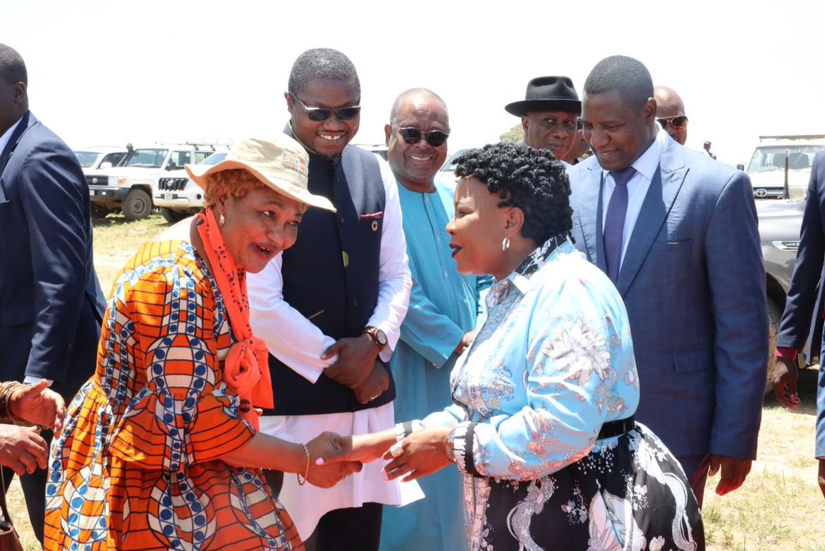UNFPA_Zimbabwe's tweet photo. We were delighted as @UNFPA to join the #GoZ and @UNZimbabwe family to distribute hampers to pregnant women & breast feeding mothers courtesy of the @ZimFirstLady Auxillia Mnangagwa at the launch of the #WeAreEqual campaign
#ZeroHIVInfections
#ZeroMaternalDeaths
#ICASA2023 https://t.co/uBznaEX5sc