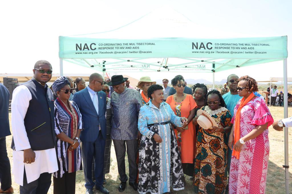 UNFPA_Zimbabwe's tweet photo. We were delighted as @UNFPA to join the #GoZ and @UNZimbabwe family to distribute hampers to pregnant women & breast feeding mothers courtesy of the @ZimFirstLady Auxillia Mnangagwa at the launch of the #WeAreEqual campaign
#ZeroHIVInfections
#ZeroMaternalDeaths
#ICASA2023 https://t.co/uBznaEX5sc
