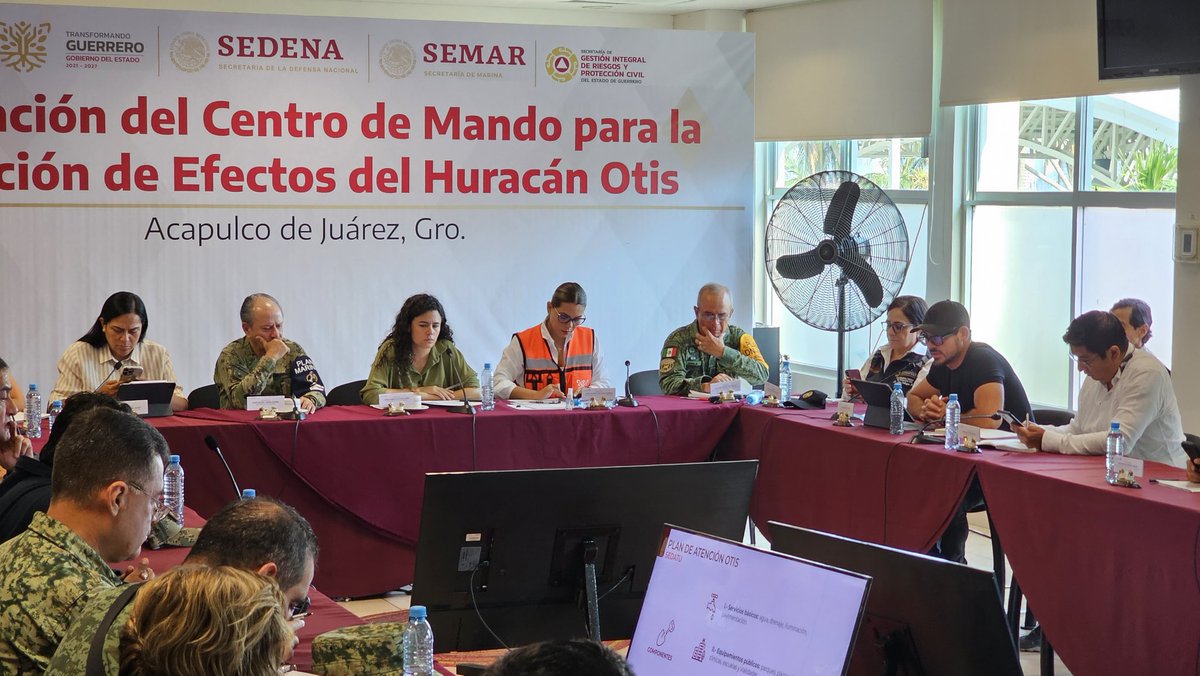 Estamos trabajando en Acapulco. La secretaria <a href="/LuisaAlcalde/">Luisa Alcalde</a> y la gobernadora <a href="/EvelynSalgadoP/">Evelyn Salgado Pineda</a> encabezan las labores de reconstrucción de Acapulco y Coyuca. #JuntosPorGuerrero 🙏