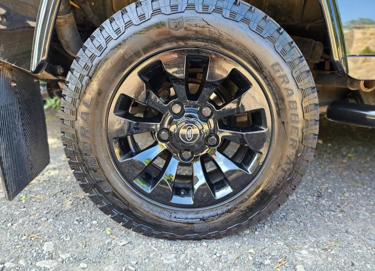 LandRoverMUD's tweet photo. Sawtooth 18” alloys 😃 

#LandRover https://t.co/cpOYH4F5eO