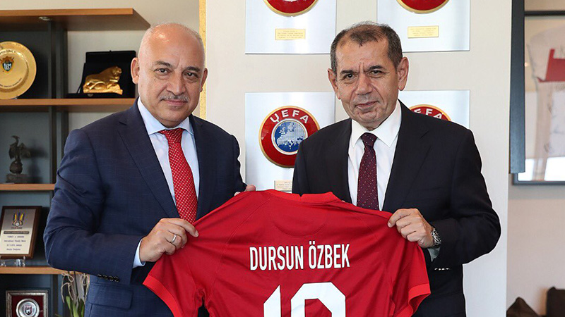 SportsCubuklu's tweet photo. 🗣️ Fenerbahçe: "Büyükekşi istifa."
🗣️ Beşiktaş:"Büyükekşi istifa."
🗣️ Adana: "TFF istifa etmeli."
🗣️ Karagümrük: "Her hafta doğranıyoruz."
🗣️ Rizespor: "TFF adil olmalı."
🗣️ Hatayspor: "TFF istifa."

🗣️ Galatasaray: "TFF, Feneri şampiyon yapacak ama Büyükekşi istifa etmesin." https://t.co/nBWuYUoWRA