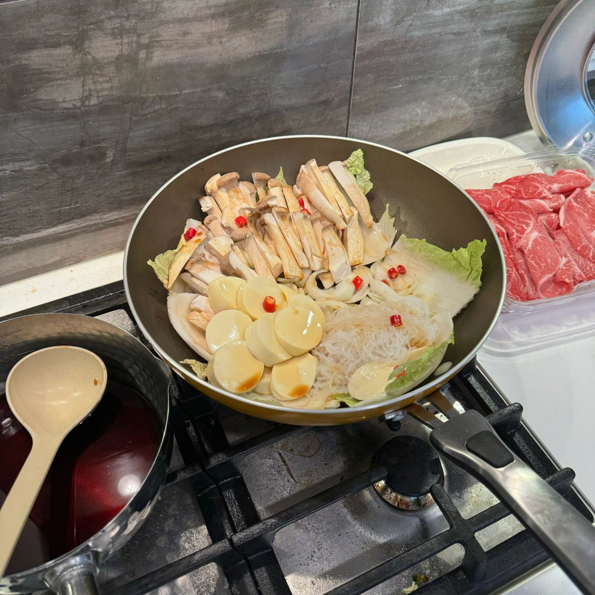 xiaqian432's tweet photo. "夜深人静，胃口开始骚动，不能忍受这饥饿的折磨了！到厨房，准备了一份美味的宵夜，今晚就让幸福蔓延在舌尖上吧！#深夜宵夜 #美味享受" https://t.co/AprRQxMfjG