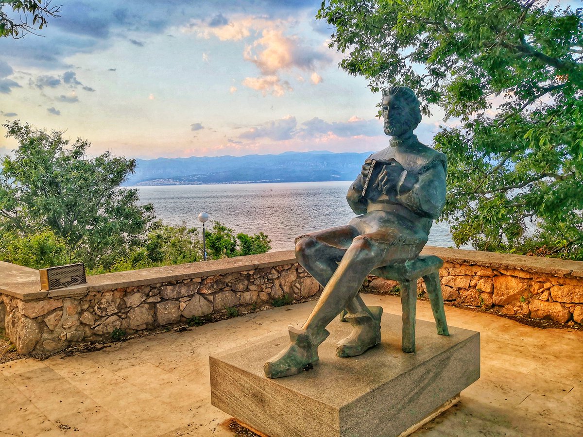 ivicabrus's tweet photo. Za kraj dana obilazak gradića #Vrbnik uzivamo u jesenskim toplim danima... #island #croatia #NaturePhotography https://t.co/gyDoXCZ5II