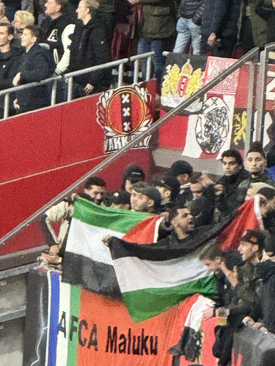Palestinian flags at Ajax this afternoon, while Ajax fans calling themselves Jews 🇵🇸🇵🇸👀