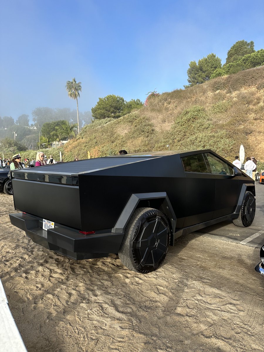 Don’t worry everyone, the Cybertruck looks horrible in matte black too