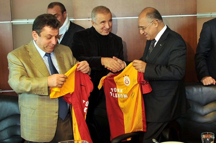 SportsCubuklu's tweet photo. 🗣️ Fenerbahçe: "Büyükekşi istifa."
🗣️ Beşiktaş:"Büyükekşi istifa."
🗣️ Adana: "TFF istifa etmeli."
🗣️ Karagümrük: "Her hafta doğranıyoruz."
🗣️ Rizespor: "TFF adil olmalı."
🗣️ Hatayspor: "TFF istifa."

🗣️ Galatasaray: "TFF, Feneri şampiyon yapacak ama Büyükekşi istifa etmesin." https://t.co/nBWuYUoWRA