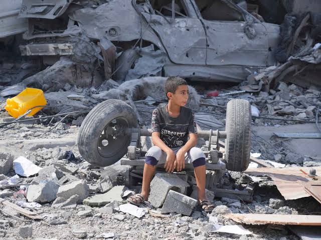 اگرچہ ابھی تک 
ٹائم مشین جیسی کسی چیز کا وجود نہیں ہے 
مگر جنگ کے ذریعے 
ٹائم اور اسپیس سے باہر جا کر 
آنے والی کئی نسلوں کو مارا جاسکتا ہے ۔
نسیم خان
#palestineGencide #PalestineWar #GazaGenocide #GazaWar #Gaza
