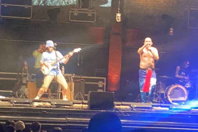 ColinTheSecond's tweet photo. Mis postales de ayer... La cara de horror de la morra que me acompañó cuando @juanescaliente_ se quitó la playera para cantar OTAN no tiene precio. Show perfecto 😌 #Apocalipsis @fran_hevia https://t.co/if8vexcp83