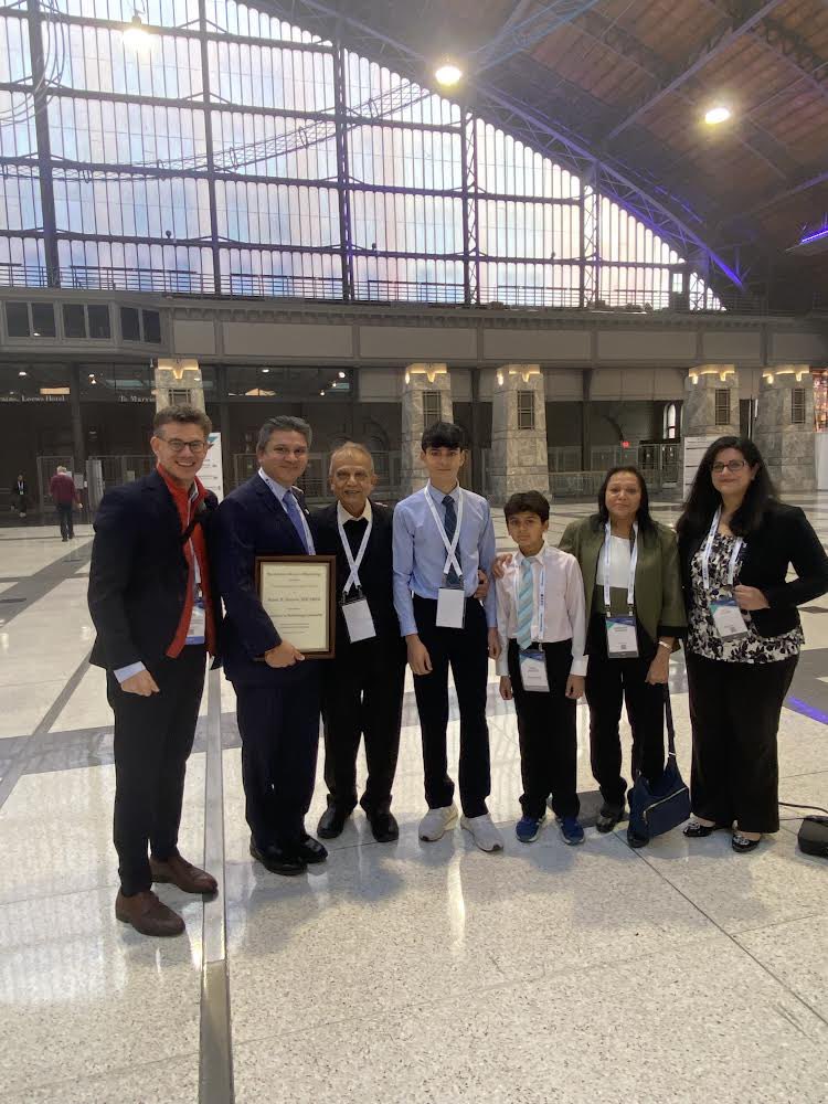 🏆 Congratulations to @kdjhaveri on the ASN @ASNKidney Mid Career Distinguished Leader Award at #kidneywk! 🏆 We couldn’t agree more! Dr. Jhaveri with his family and ISGD President @Tobias_B_Huber