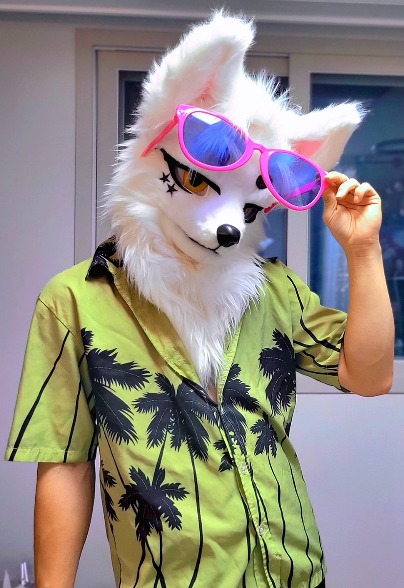 I don't like summer, but it's true that I'm waiting for it again.🥰🥰

다이소에서  이천원주고 썬글라스 삿지요🤣🤣
추워지는데 늦은 여름놀이.. 여름 좋와하진 않지만.. 추울땐 여름이 생각 나죠. 😆😆