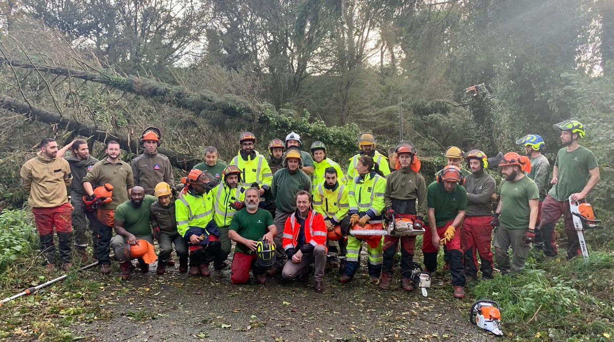 Tempête #Domingos - La solidarité entre les #Départements à l'œuvre. 80 agents des routes et bûcherons des <a href="/AlpesMaritimes/">alpesmaritimes</a>, de Corrèze (<a href="/Departement19/">Département Corrèze</a>) et du Puy-de-Dôme (<a href="/Departement63/">Puy-de-Dôme, mon Département</a>) viennent en aide aux 200 agents du <a href="/finistere_29/">Département du Finistère</a>. Restez prudents ! Cc. <a href="/Sauvadet/">François Sauvadet</a>