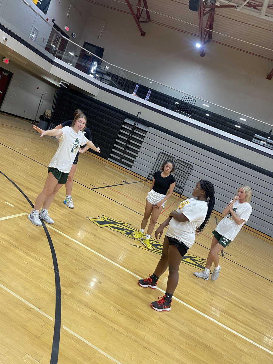 bethanywv_wbb's tweet photo. Yesterday, a group of our team was fortunate enough to spend the morning with the @BrownsvilleF Women’s Basketball Team! 🤩 

Thanks for hosting us and we are excited to watch your season! 

#TheBisonWay 🦬 https://t.co/VPFyhKSWZQ