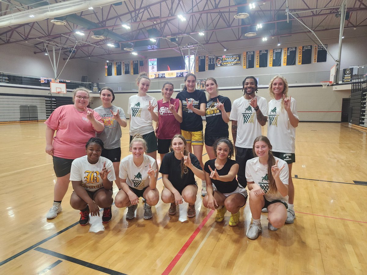 bethanywv_wbb's tweet photo. Yesterday, a group of our team was fortunate enough to spend the morning with the @BrownsvilleF Women’s Basketball Team! 🤩 

Thanks for hosting us and we are excited to watch your season! 

#TheBisonWay 🦬 https://t.co/VPFyhKSWZQ