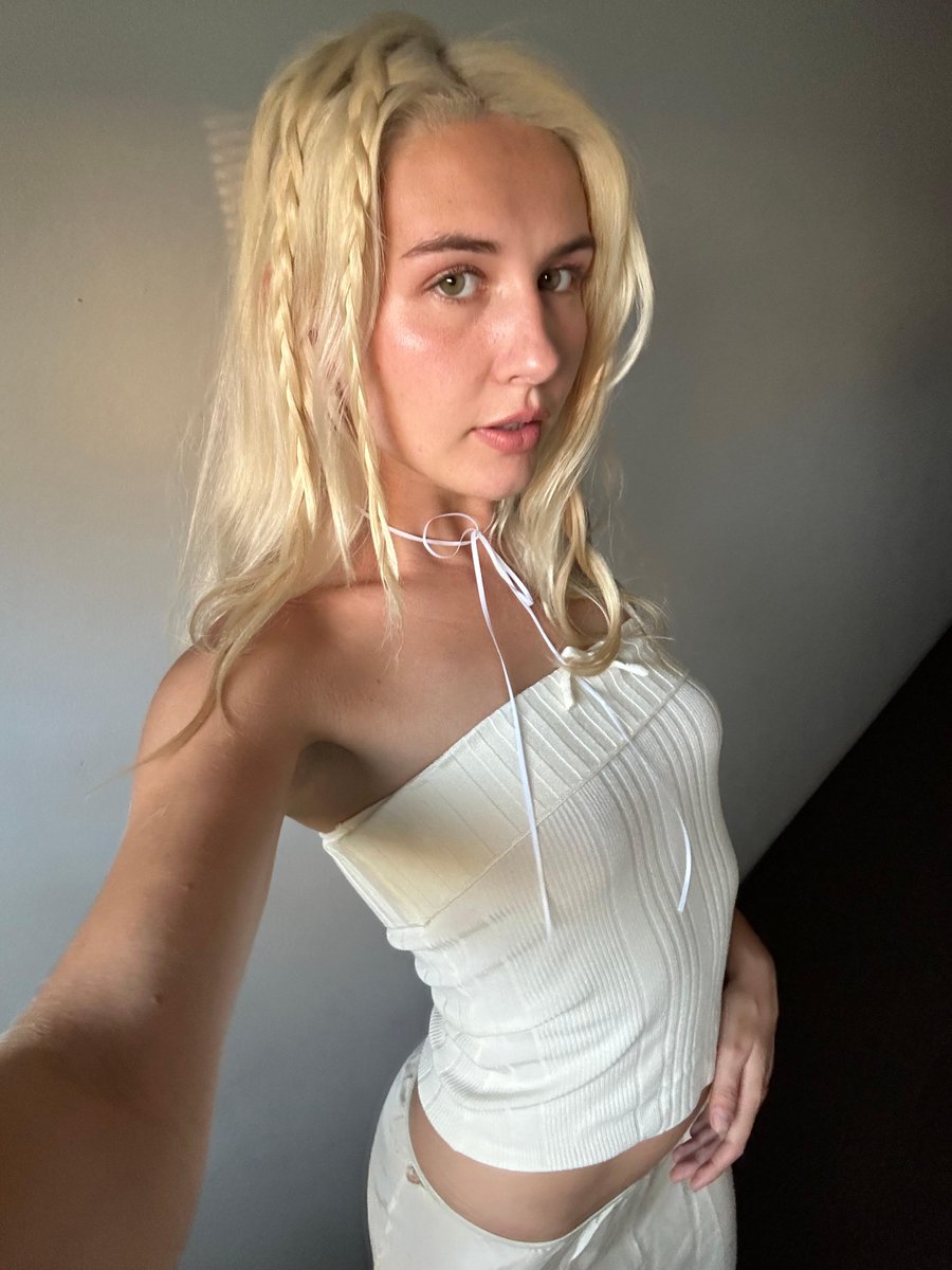 willowwpreston's tweet photo. Golden hour glow-up! 🌅 #SunsetStyle #FashionFeels https://t.co/BRJrllP1Kz