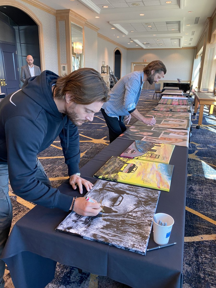 CreationEnt's tweet photo. Jensen Ackles and Jared Padalecki backstage doing their signings!
#CreationJAX https://t.co/jeuFDdVkRj