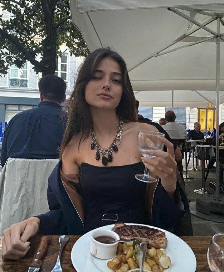 valendsnc's tweet image. 𝐂orrente de a𝗉𝗋𝖾𝗌𝖾𝗇𝗍𝖺ção. 

𝐍ome : Valentina Benítez
𝐈dade : 24 anos
𝐔ma música ᎓ Salir Con Vida (Morat, Feid)
𝐒exualidade : Bi
𝐒tatus : Solteira
𝐂or favorita ᎓ Vermelho e verde
𝐀ltura : 1,70
𝐍acionalidade : 🇲🇽