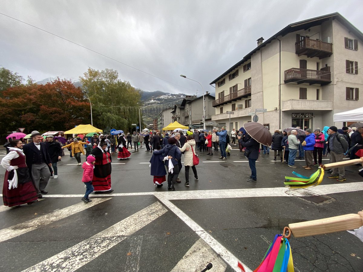 LaClicca's tweet photo. Nonostante il maltempo @laclicca e il Coro Sant'Orso presenti al Patrono di Sen Marteun.

@ComunediAosta #senmarteun #saintmartindecorleans #aosta #valledaosta https://t.co/ywSXpe1ltz