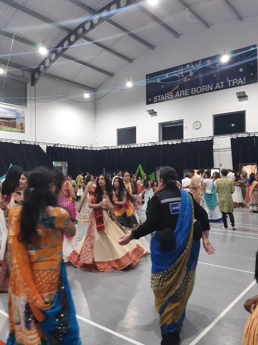 tvp_mk's tweet photo. North & South Neighbourhood Teams were invited to MK Hindu Association Navratri Festival at Bletchley last weekend. We received a warm welcome and it was a pleasure to be part of the celebrations #MKNorthNHPT #MKSouthNHPT #C1018 #C9501 #C9960 #C9911 #C9492 #Community #Policing https://t.co/tuBQN0msmT