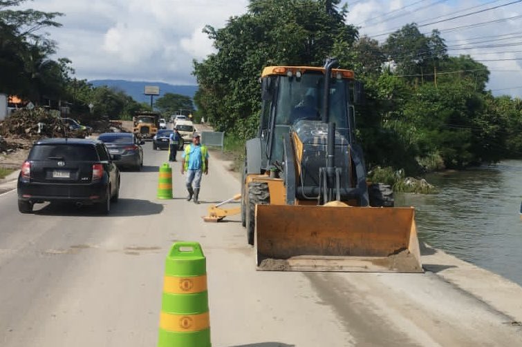 RobertoContreM's tweet photo. He instruido que se reanuden inmediatamente las obras en el vado Juan Lindo y puente de Jucutuma, de lunes a domingo. También que continúen los trabajos de limpieza en los vados Colombia y El Zapotal, y en El Merendón para que nuestros campesinos bajen sus cosechas. https://t.co/aPn2GRuXNB