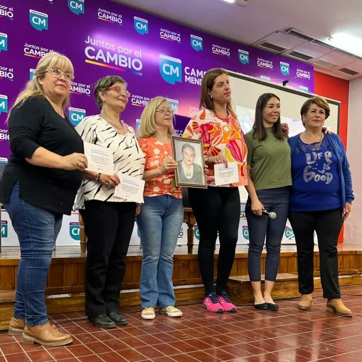 ucr_comiteRvia's tweet photo. RECONOCIMIENTO A MILITANTES RADICALES

Por iniciativa de la secretaria provincial de la mujer de la Unión Cívica Radical, el día de ayer se reconocieron a militantes en un evento denominado "Mujeres de la Democracia". https://t.co/vWGPHSSOJX
