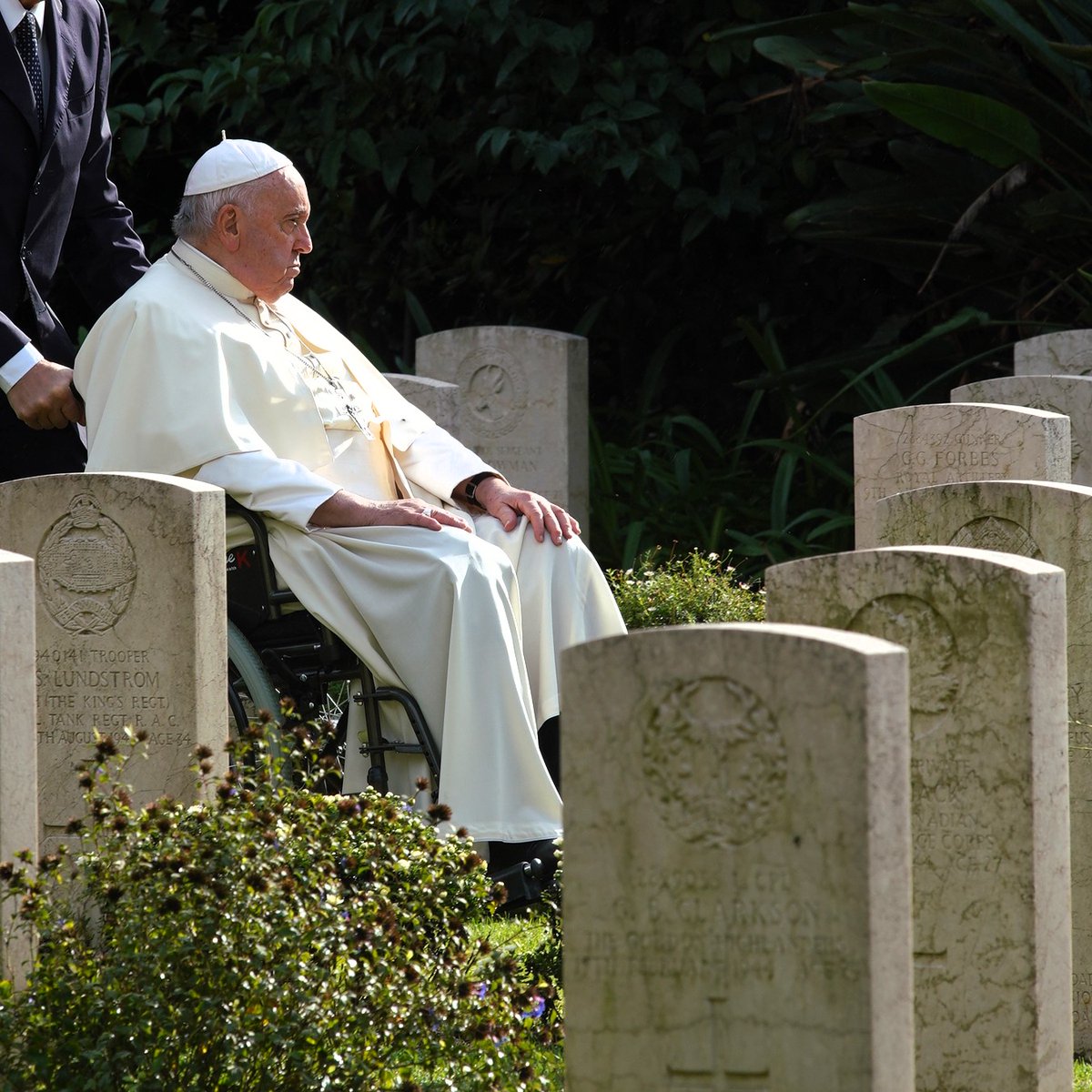 CWGC's tweet photo. On Thursday 2 November 2023, His Holiness Pope Francis led Mass at our Rome War Cemetery to celebrate All Souls’ Day. The service was live-streamed and is available to view below

https://t.co/sLoOeB8Lqz https://t.co/6VVEpMafuW