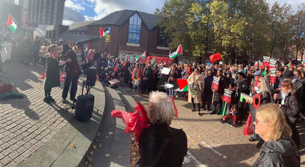 wfpsclondon's tweet photo. Now in Walthamstow people of #WalthamForest are expressing their solidarity with people of #Gaza whose lives are taken as we speak & calling for ceasefire and human rights and justice for all Palestinians.
#Gaza_Under_Attack #GazaCeaseFireNow #FreePalestine #FreeGaza #pscupdates https://t.co/qn5qUbuENH