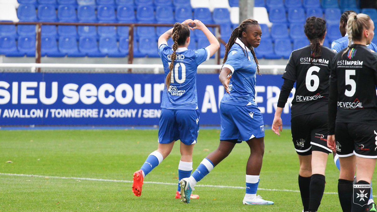 AJA's tweet photo. ✅ 𝐕𝐈𝐂𝐓𝐎𝐈𝐑𝐄 😁 

Les joueuses de John Songné s’imposent 5️⃣ buts à 1️⃣ face à l’US Saint-Vit et restent leader du championnat 💪

⚽️ Guereve, Mabomba, Praino, Faure et Sadikou 

#TeamAJASTADE #FormationAJA https://t.co/vIzFTaeQaD