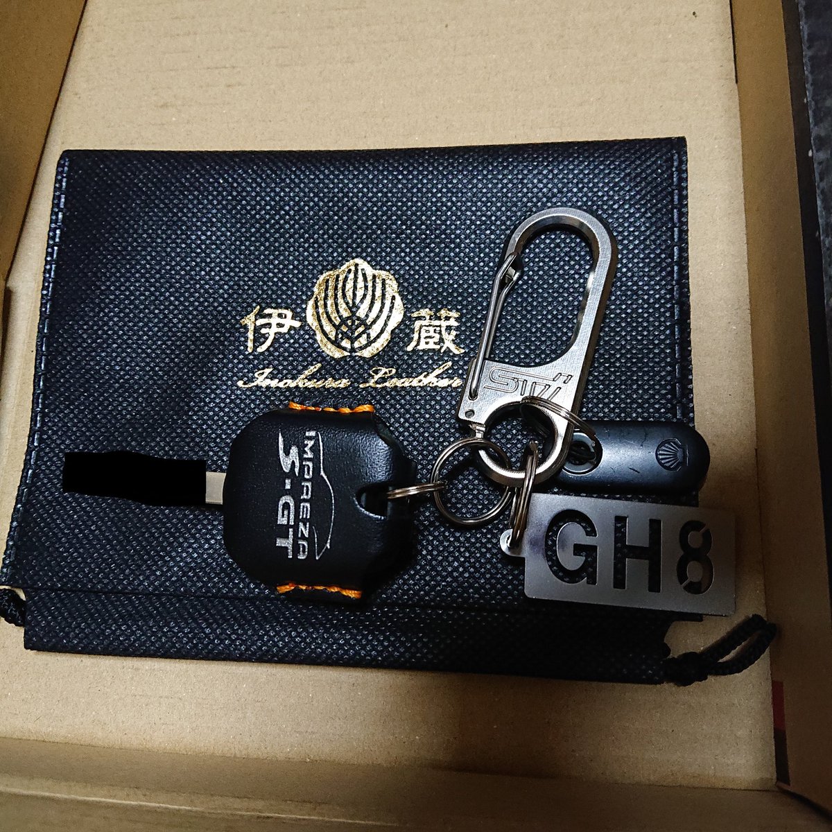 takuzou_GH8's tweet photo. 伊の蔵レザーさんにお願いしていた、キーケースがついに届きました。
イメージ通りで大満足です。
ありがとうございました🙇♂️
#伊の蔵レザー
#DesignedbyHide https://t.co/FUOZdf5gSm