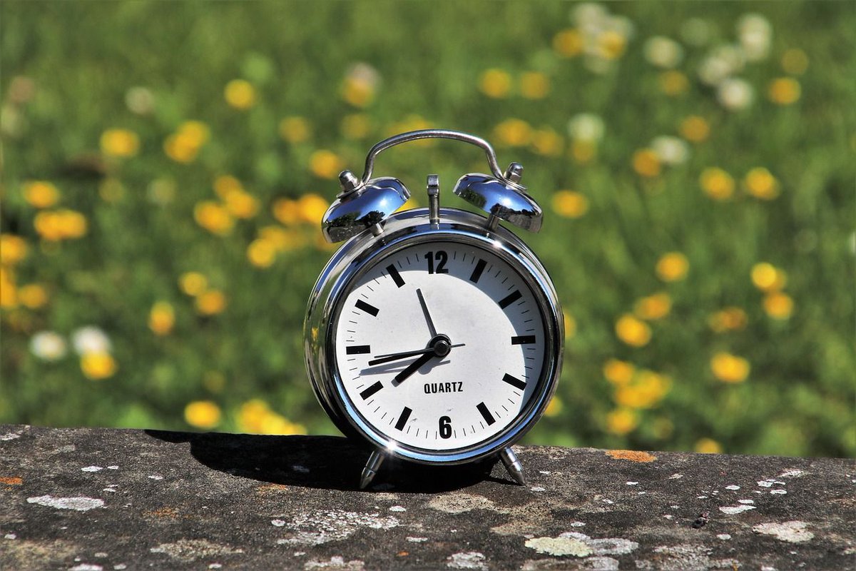 Falling Back: An Extra Hour of Cozy! That magical time when we turn back the clocks and gain an hour of sleep. As the days grow shorter and nights longer, there's a coziness that blankets everything. How will you spend your extra hour? #TimeChange #Coworking #CORE21 #COREmmunity