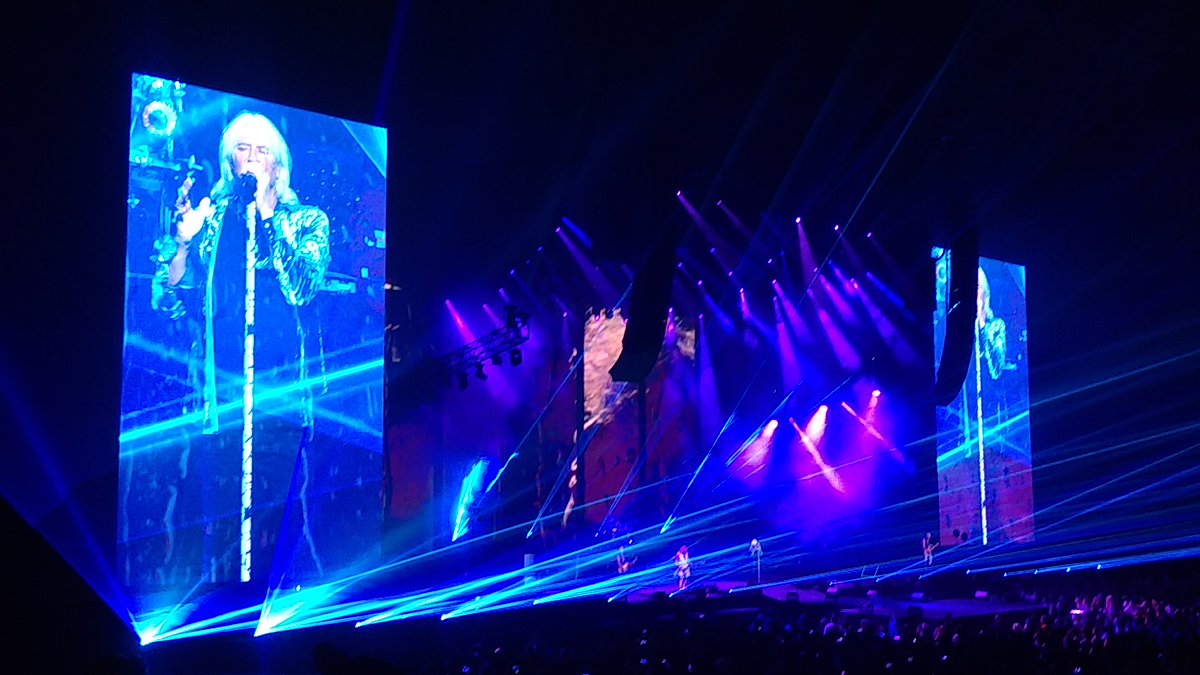 RN_nel_202104's tweet image. #rock_north

ちゃぼさん、リスナーの皆さん、こんばんは。
今月もよろしくお願いします♪
先週末、Mötley Crüe＆DEF LEPPARDのライブを観てきました🎶