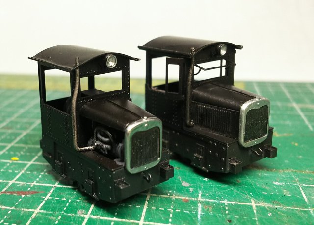 Nabetoro's tweet photo. 因みにワールド工芸はこちら!
左はキットのボンネットを開けて、フォードっぽいエンジンを積んでみた。
#ワールド工芸
#足尾のフォード
#2ft https://t.co/mAFqN33raV