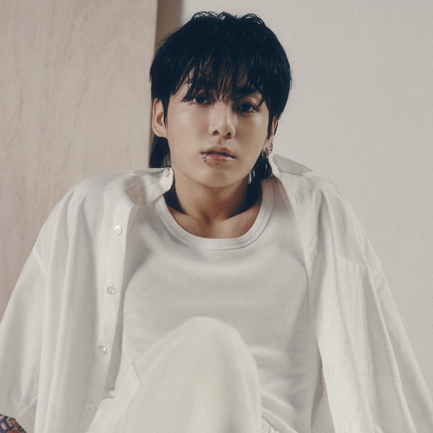 btschartsxdaily's tweet photo. 📊 #Jungkook becomes the FIRST Asian soloist to chart 5 songs simultaneously in the Top 100 on the Apple Music global charts! https://t.co/XiPnWCX2mJ