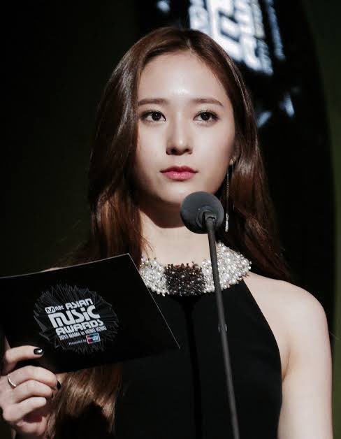 <a href="/kavrinaw/">ؘ</a> @heeseunyg <a href="/CoutureWell/">Couturewell</a> Krystal naik keatas panggung dan mengambil mic dari MC Ia mulai menyampaikan pesannya. 

“Terima kasih untuk MC, Nael dan Sasya. Perkenalkan saya Katalina atau kalian kenal sebagai Krysw. Disini saya sebagai perwakilan dari Couturist ingin mengucapkan terima kasih kepada LC—
