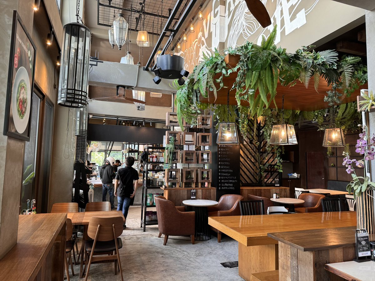 Engine_Number9's tweet image. 週末朝のルーティン。バンコク、ビーガンカフェで、読書。#vegancafe #weekendroutine #weekend #週末 #veganarie