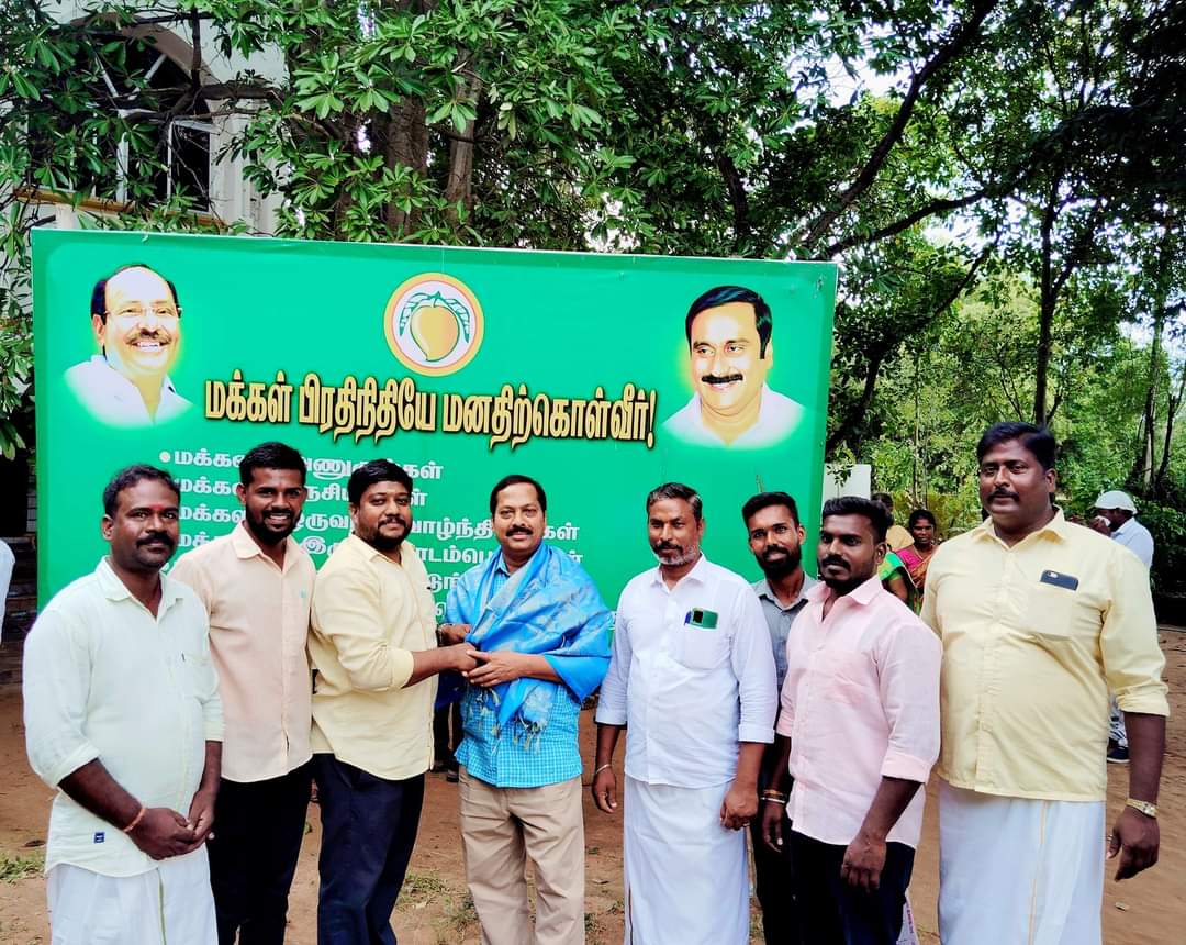 Kathirnilavan83's tweet photo. பசுமை தாயகத்தின் மாநில செயலாளரும்,
பாட்டாளி சமூக ஊடகப் பேரவை தலைவருமான,பேரன்பும் பெரும் பாசமும் கொண்ட அண்ணன் @arulgreen அவர்கள் பிறந்தநாளில் #சி_முட்லூர் கிராம பாட்டாளி சொந்தங்களுடன் தைலபுர தோட்டத்தில் நேரில் சந்தித்து வாழ்த்து தெரிவித்து மகிழ்ந்தோம் .
#4thNov #HBD #PSMF https://t.co/wYJIEbi9Jw