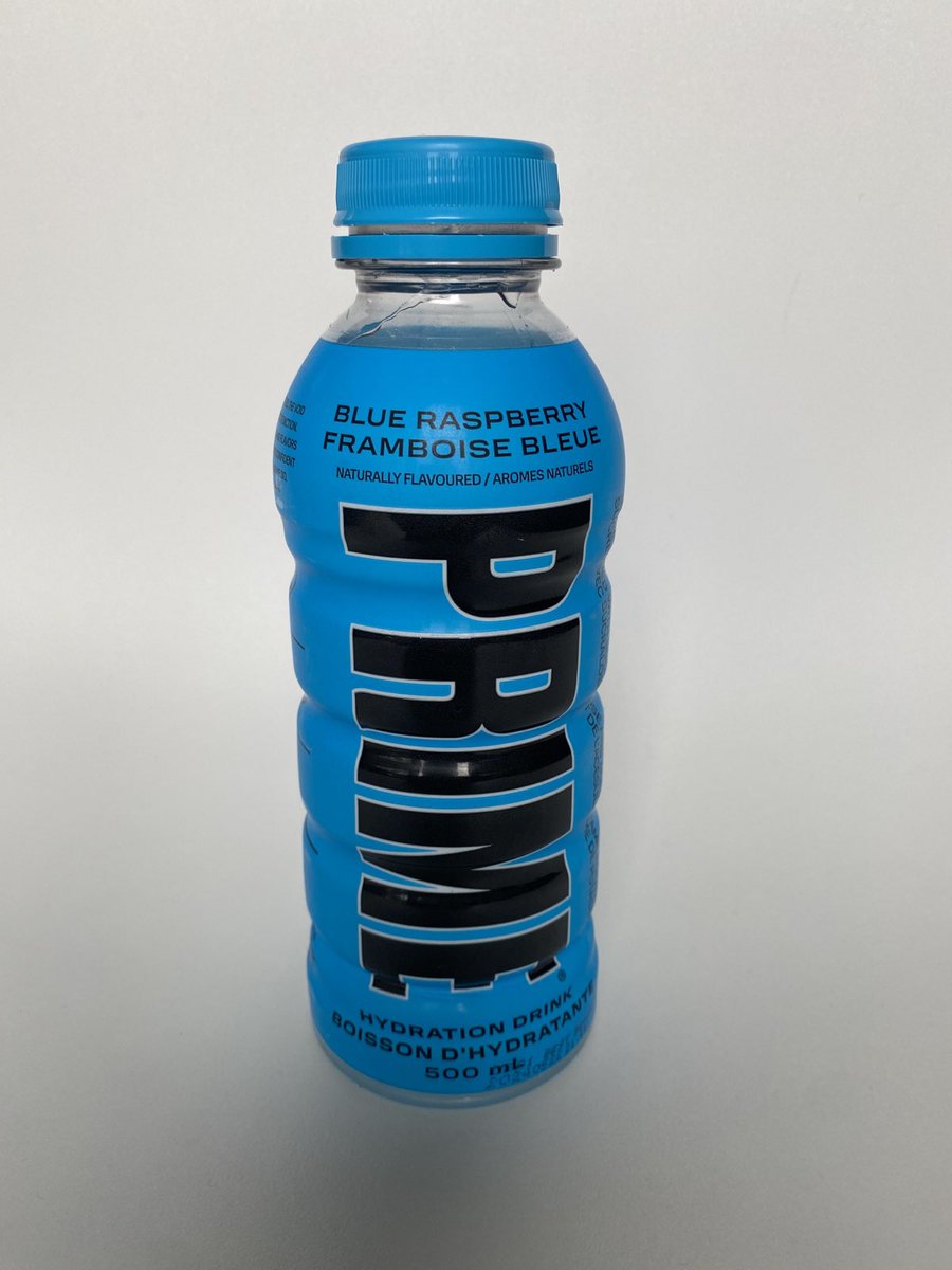 Simmar_cz's tweet photo. Nový extrémně módní a populární nápoj Prime. Koupil a dovolil bych jej pít svému dítěti? 

Odpověď zní: NE!

Proč?

Zkoumal jsem verze bez kofeinu (viz fotky) a zjistil jsem, že jedna půllitrová láhev obsahuje celých 700mg draslíku (!). Naopak jen 5/10mg sodíku. 

Využití bych viděl u dospělých ve speciální výživě nebo jako rehydratační roztok při průjmech. U nadměrného pocení je naopak dost nevhodný, neb chybí právě sodík.

Pokud dítě (a vlastně i dospělý) vypije takových lahví více, hrozí ohrožení zdraví zvýšenou hladinou draslíku. Konkrétně se nejvíc bojíme poruch srdeční činnosti a dokonce zástavy. Fakt s draslíkem není žádná prdel a musí se s ním opatrně.

Riziko je i u lidí, kterým nefungují správně ledviny nebo užívají draslík v tabletách (vč. přípravků Cardilan, Magnosolv atd).

Popravdě nechápu, kdo tenhle drink schvaloval pro EU/ČR a jak se tenhle drink vůbec může prodávat jinde než v lékárnách.

Za fotky a inspiraci díky @_JudgeMeNot