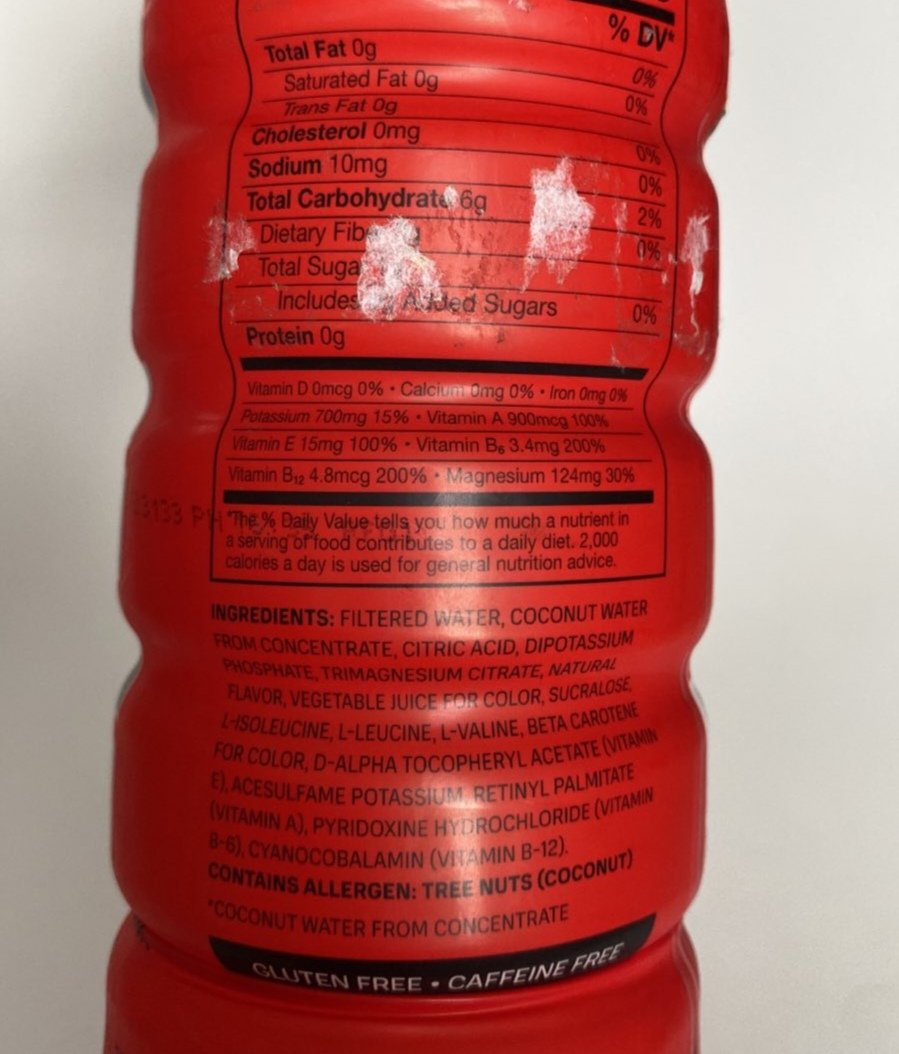 Nový extrémně módní a populární nápoj Prime. Koupil a dovolil bych jej pít svému dítěti? 

Odpověď zní: NE!

Proč?

Zkoumal jsem verze bez kofeinu (viz fotky) a zjistil jsem, že jedna půllitrová láhev obsahuje celých 700mg draslíku (!). Naopak jen 5/10mg sodíku. 

Využití bych