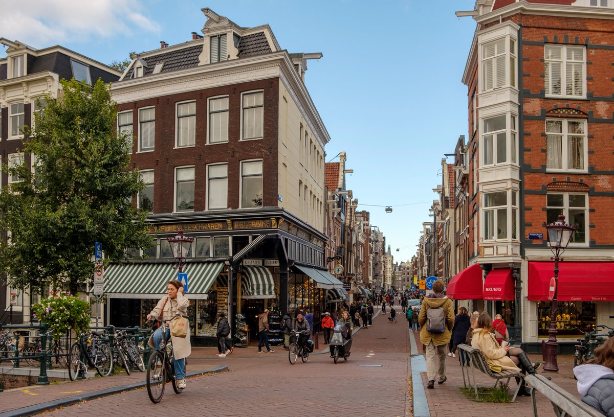 RobertKwolek's tweet photo. Amsterdam: population 900,000
It has:
✅ Walking and cycling network without peer
✅ 15 tram lines with 100km of routes
✅ Metro with 5 lines
✅ 46 bus lines
✅ 10 ferry lines
✅ Regional trains with 11 stations
✅ Cars too

How does your city compare? https://t.co/CYYMuvoex6