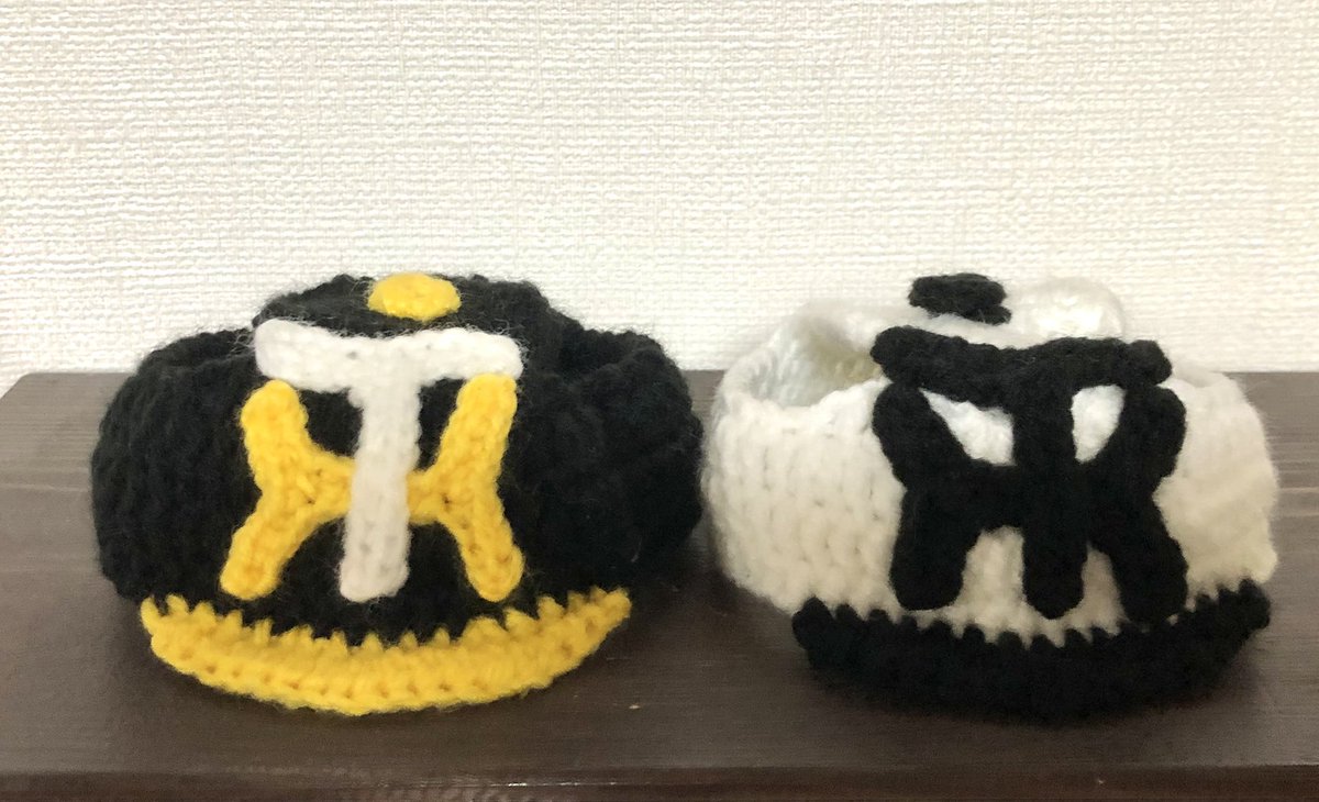 monotone_cats's tweet photo. 阪神タイガース、日本一おめでとう‼️

いつか優勝したら被せたいと思って編んでいた帽子。今日は大人しく被ってくれました^_^
#阪神タイガース #日本一 #編み物 
#猫のいる暮らし　#くろねこ 
#ロシアンブルー  #くろグレの日常 https://t.co/0vyjs7ciGX