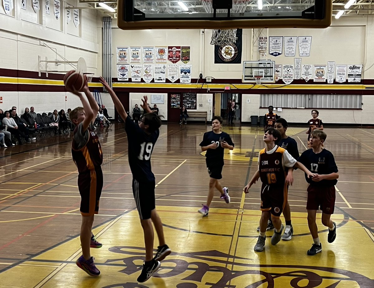 Early start for <a href="/BRJHCeltics/">Brother Rice Celtics</a> as the gym is packed for an 8:30am exhibition between the Celtics and <a href="/FRJHschool/">@FRJHschool</a>.